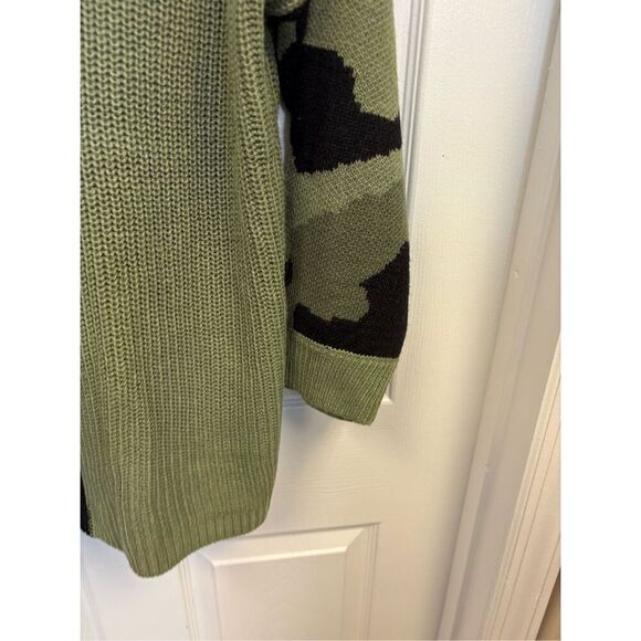 Camo Patterned Color Block Sweater - Picture 2 of 6